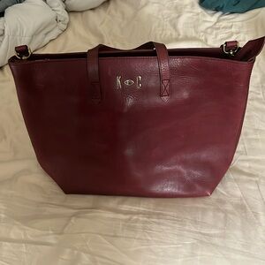 MADEWELL LEATHER BAG WITH K 👁️ C printed in gold on bag.